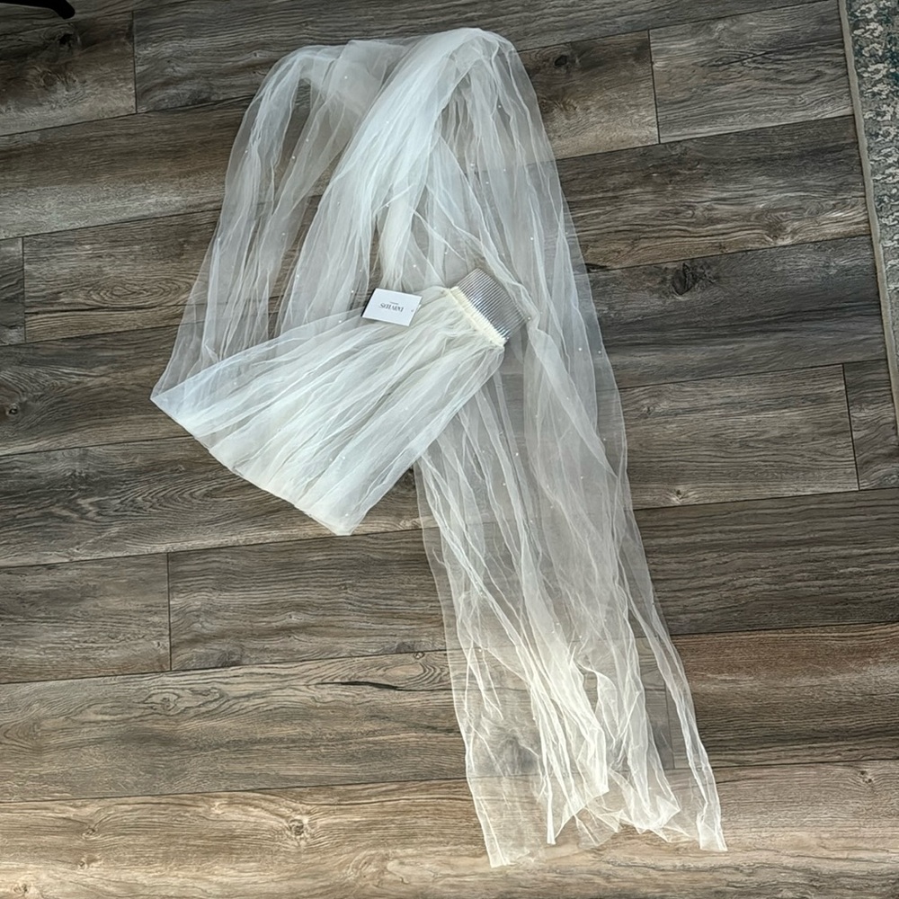 David’s Bridal 90 inch ivory veil with scattered crystals